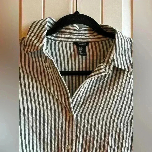 Forever 21 Cropped long sleeve button down - Picture 2 of 5